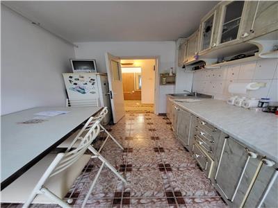 Apartament 3 Camere, Decomandat, etaj 2 din 4