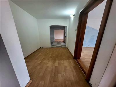 Apartament 3 Camere , Decomandat, etaj 2 din 3